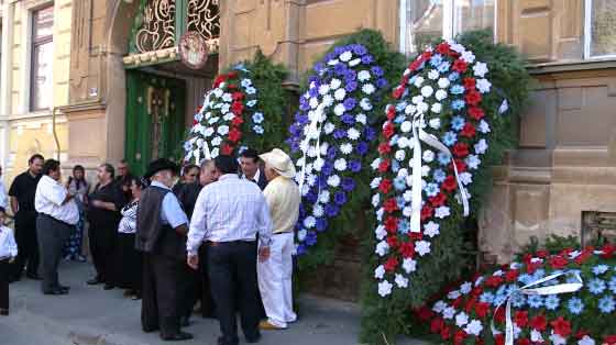 coroane funerare mari ce emana pretiozitate
