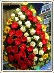 coroana gerbera 2 culori si trandafiri